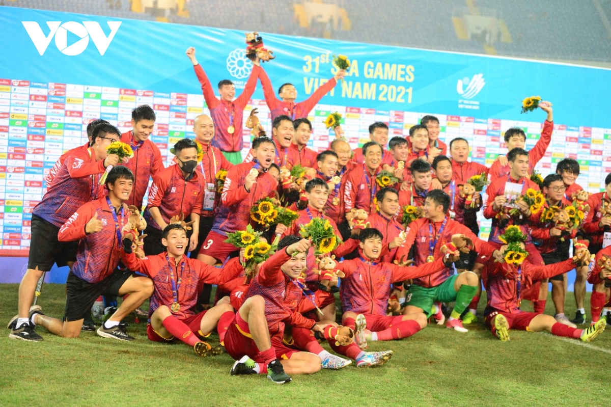 Cận cảnh: U23 Việt Nam ăn mừng cuồng nhiệt cùng khán giả khi giành HCV SEA Games